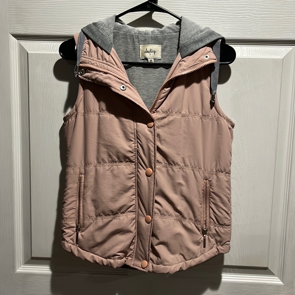 BUCKLE Day Trip brand PINK puffer vest with hood!